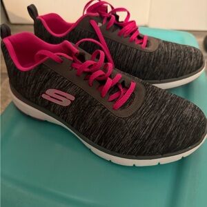 Skechers Women's Black and Pink Sneakers